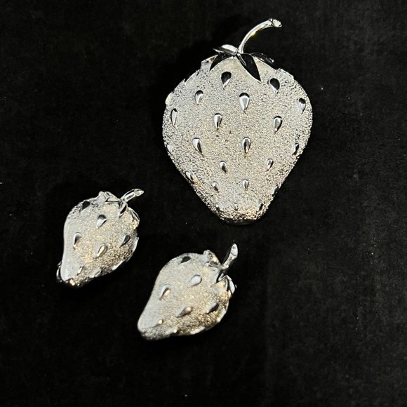 VTG Sarah Coventry Silver Tone Strawberry Clip On Earrings & Brooch Set (3552) - Picture 1 of 7